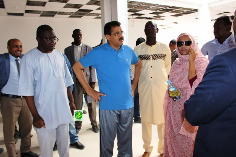 وزيرة الإسكان الوفد الحكومي خلال تجولها في سوق نواكشوط الجديد (وما)