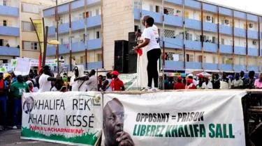 أنصار النائب المعتقل الخليفة صال يطالبون بالإفراج عنه.