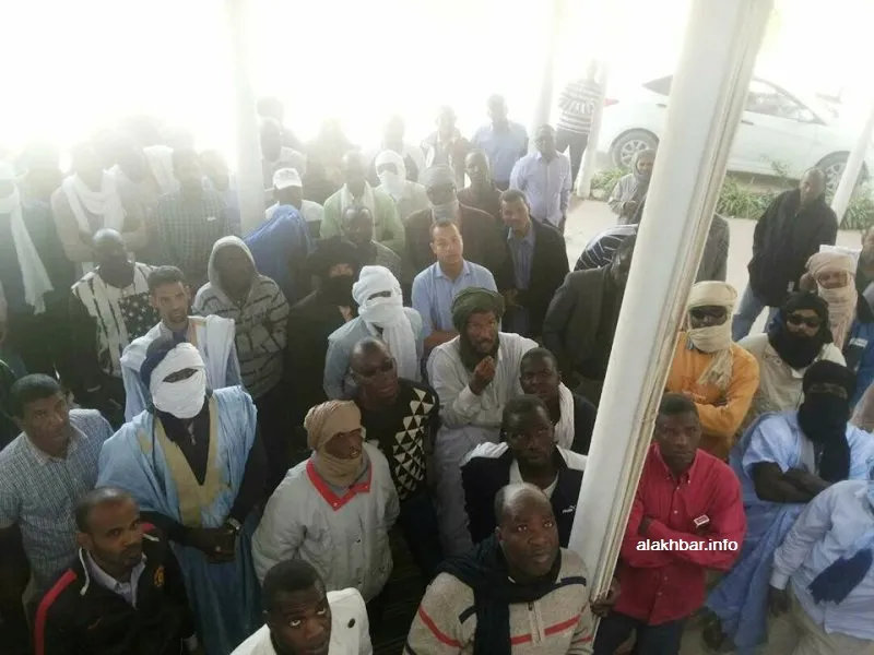 العمال خلال تجمهرهم اليوم داخل مقر الشركة للاطلاع على التطورات من من