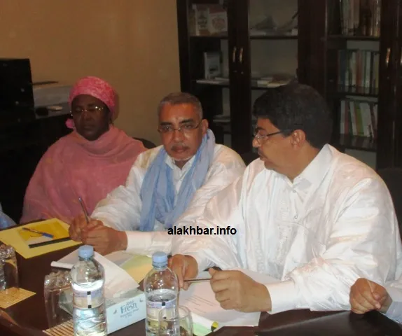 رئيس الحزب الحاكم سيد محمد ولد محم والوزير الأول يحي ولد حدمين خلال ا