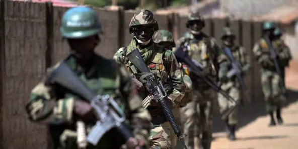 des-soldats-senegalais-le-22-janvier-2017-a-barra_6000032-592x296
