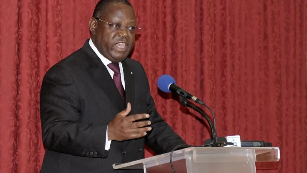 إيمانويل إسوز نغوندت الوزير الأول الغابوني.