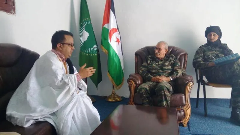 إسماعيل ولد الشيخ سيديا كاتب موريتاني (يسار) مع الرئيس الصحراوي إبرا?