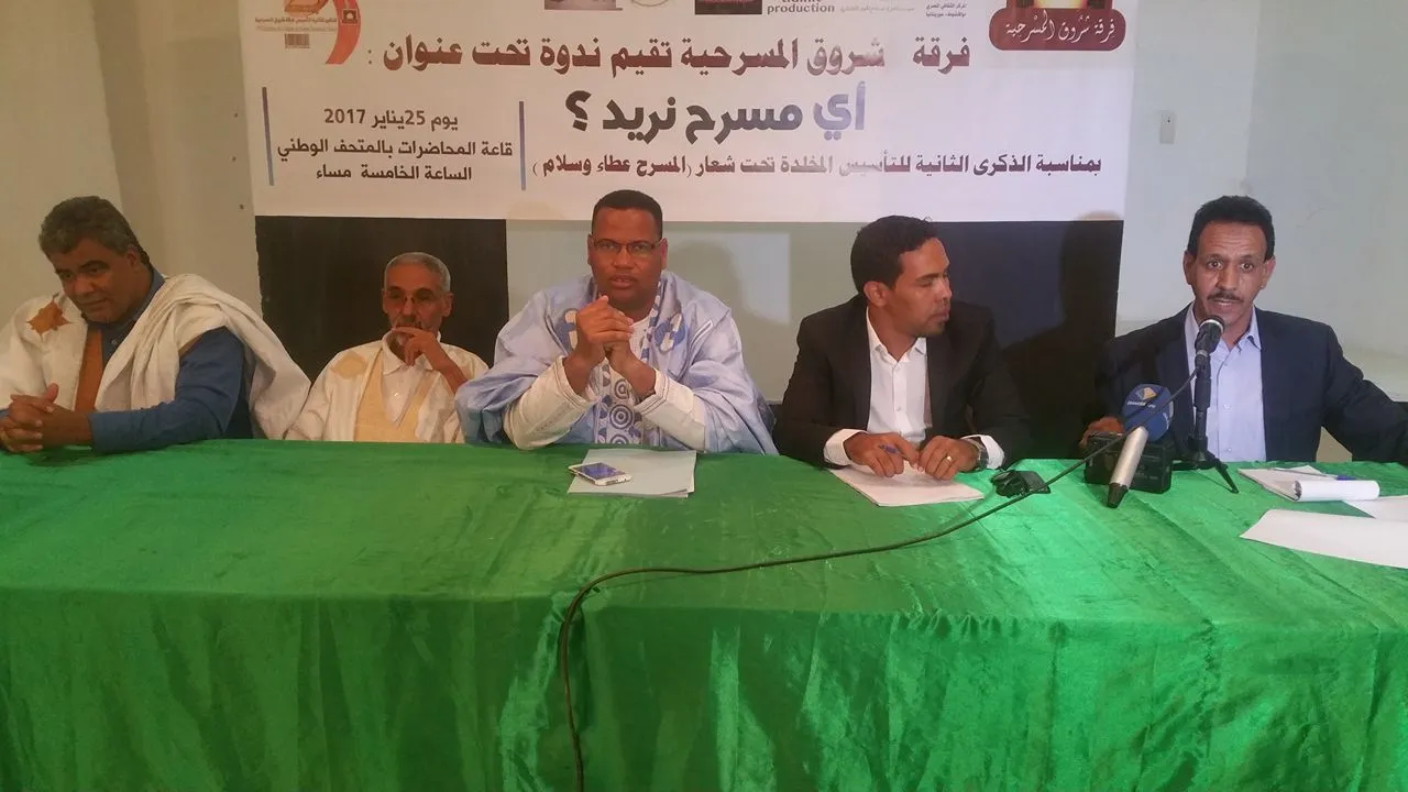 مسؤولو جميعة فرق شروق المسرحية خلال أحد أنشطتها 