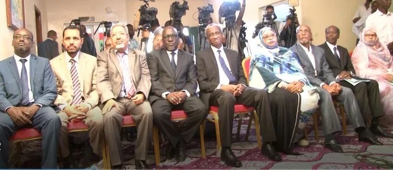 المنمون خلال وقفتهم الاحتجاجية أمام مباني الولاية اليوم الثلاثاء (ا?