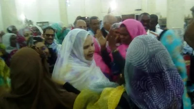 جانب من طقوس الإحتفال الذي نظمه انصار الفيدرالية لها مع وصولها قاعة ?