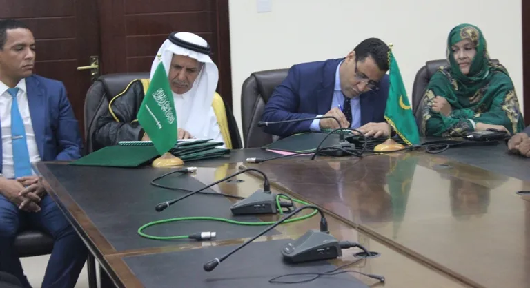 وزراء المالية والزراعة والطاقة خلال توقيع اتفاقية قرض من السعودية ب?