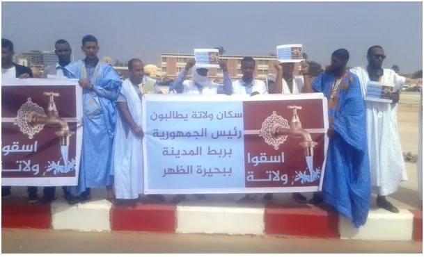 جانب من الوقفة الاحتجاجية المنظمة اليوم الثلاثاء أمام مباني وزارة ا?