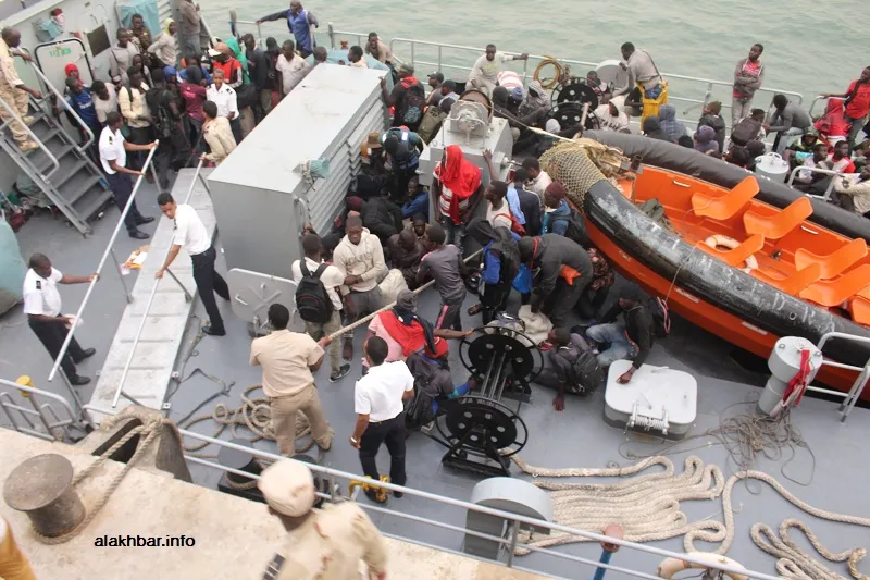 خفر السوحل خلال إنقاذ مجموعة من المهاجرين غير النظاميين على الشواطئ 