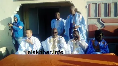 جانب من المنسحبين قبل قليل أمام مقر الحزب في نواذيبو/ تصوير الأخبار