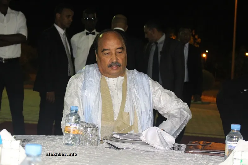 الرئيس الموريتاني محمد ولد عبد العزيز خلال مؤتمر صحفي البارحة (الأخب