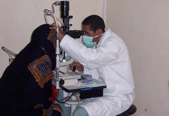أحد أطباء المستشفى خلال تقديم علاج لأحدى مراجعي المركز
