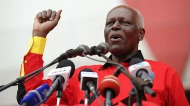 جوزي أدواردو دوس سانتوس الرئيس السابق لأنغولا.