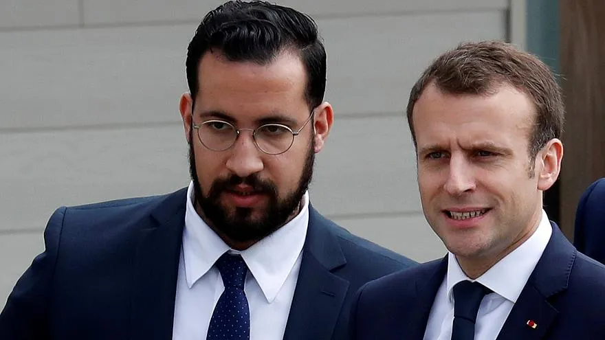  ألكسندر بينالا ظل يظهر كحارس شخصي للرئيس الفرنسي منذ ما قبل انتخابه 