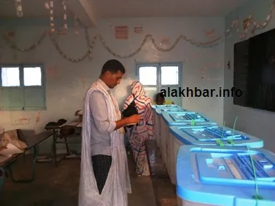 أول مواطن يدلي بصوته في المكتب رقم 53 بالمدرسة رقم 7 في نواذيبو/ تصوير ?