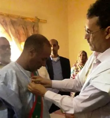 الوالي يقلد العمدة المنتخب الوشاح الرسمي بمباني مقاطعة الشامي/ تصوي?