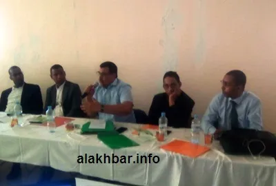 جانب من النقاش زوال اليوم في مدينة نواذيبو/ تصوير الأخبار