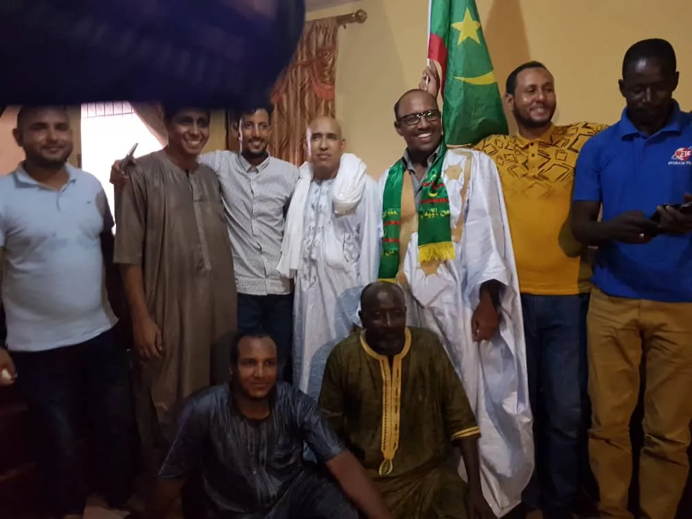 رئيس الجالية مع أفراد منها بعيد انتخابه أمس الأحد 