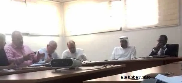 الإمارتيون خلال اجتماع سري في نواكشوط تحضيرا لاستلام المطار (الأخبا?
