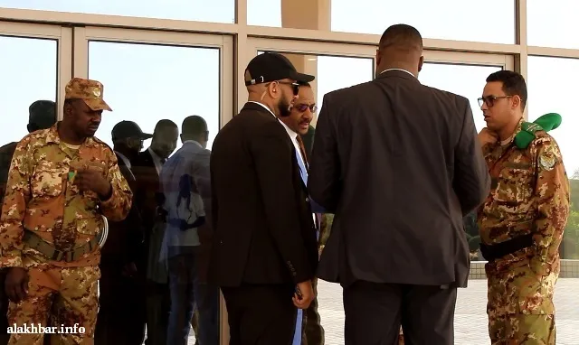 المرافقون الأمنيون للشيخ بن بيه يفاوضون نقيبا من الحرس الرئاسي أمام 