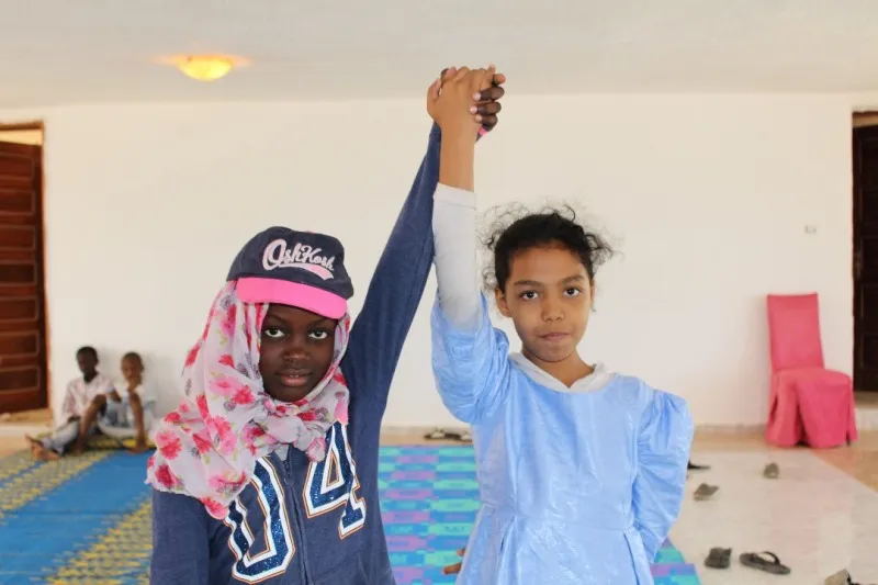 مشاركتان في أحد الأنشطة الترفيهية التي تنظمها الجمعية لأطفال من مخت?