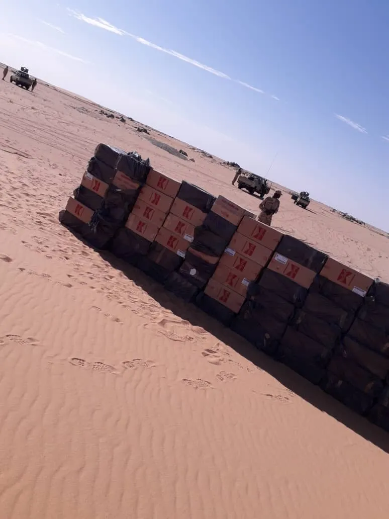 جنود الوحدة يطوقون المنطقة التي خزنت فيها كمية السجائر قبل مصادرتها