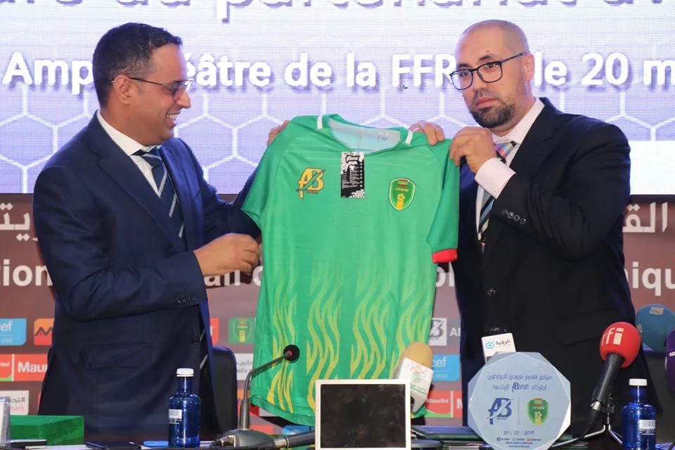 مدير الشركة المغربية ورئيس الاتحاد الموريتانية لكرة القدم يستعرضون 