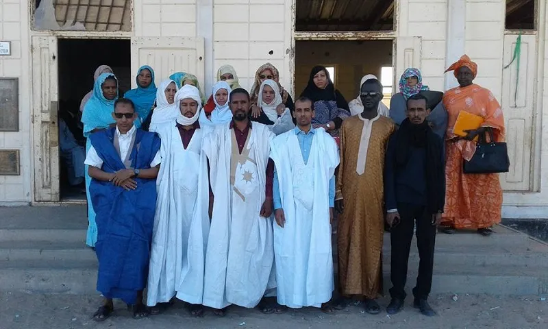 قادة في النقابة خلال وقفة تضامنية مع معلمة في إحدى مدارس دار النعيم ب