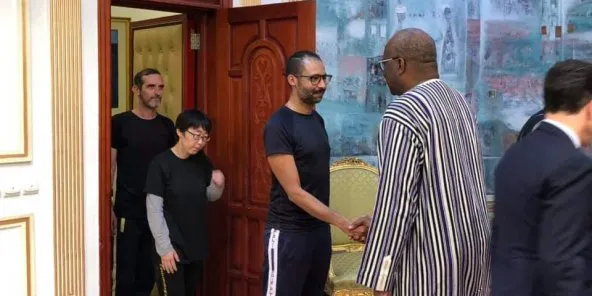 الرئيس البوركيني روك مارك كريستيان كابوري لدى استقباله الرهائن المح