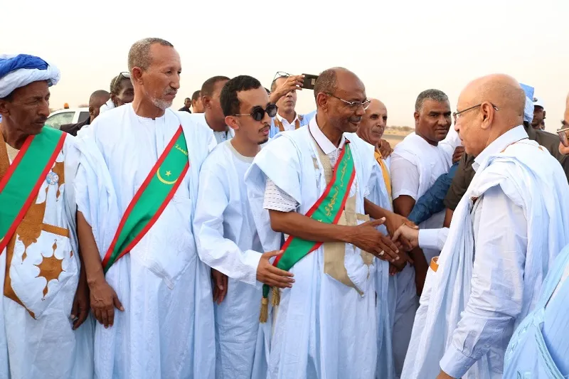 المرشح الرئاسي محمد ولد الغزواني يصافح منتخبين عن ولاية الحوض الشرق?