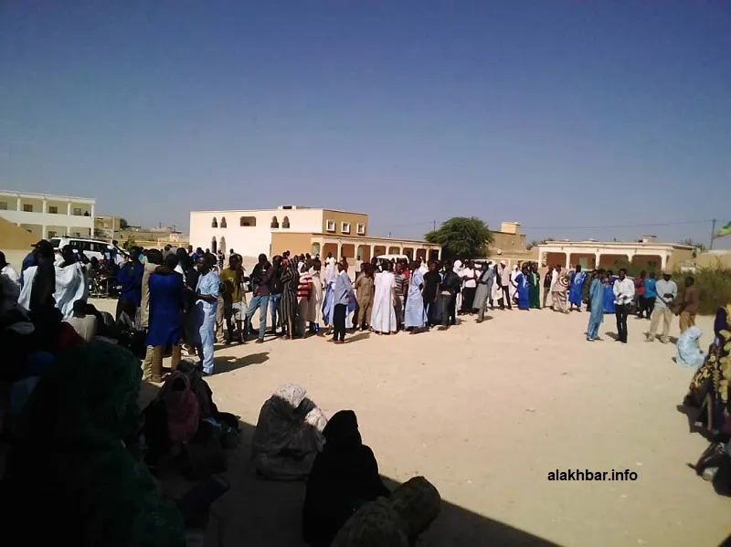 طوابير مصوتين داخل مركز تصويت بمقاطعة الرياض في ولاية نواكشوط الجنو?