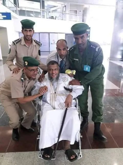 أفراد الدرك الثلاثة مع الشيخ محمد الحسن ولد الددو في مطار نواكشوط قب?