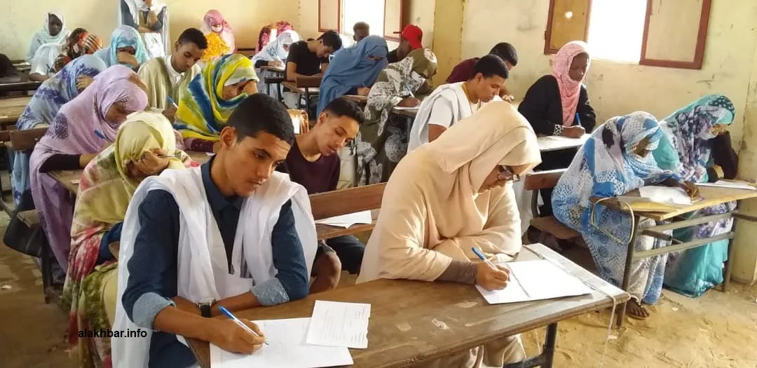 تلاميذ داخل أحد فصول الامتحان صباح اليوم في نواكشوط
