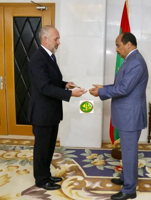 ولد عبد العزيز يتسلم أوراق السفير البريطاني الجديد سيمون بيدن (وما)