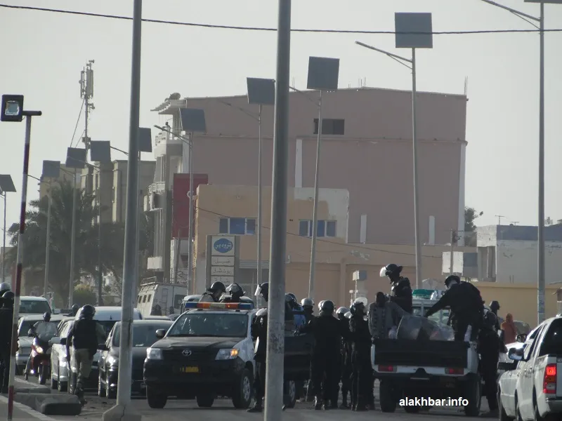 قوات مكافحة الشغب خلال تفريق التظاهرة بالقوة مساء اليوم (الأخبار)