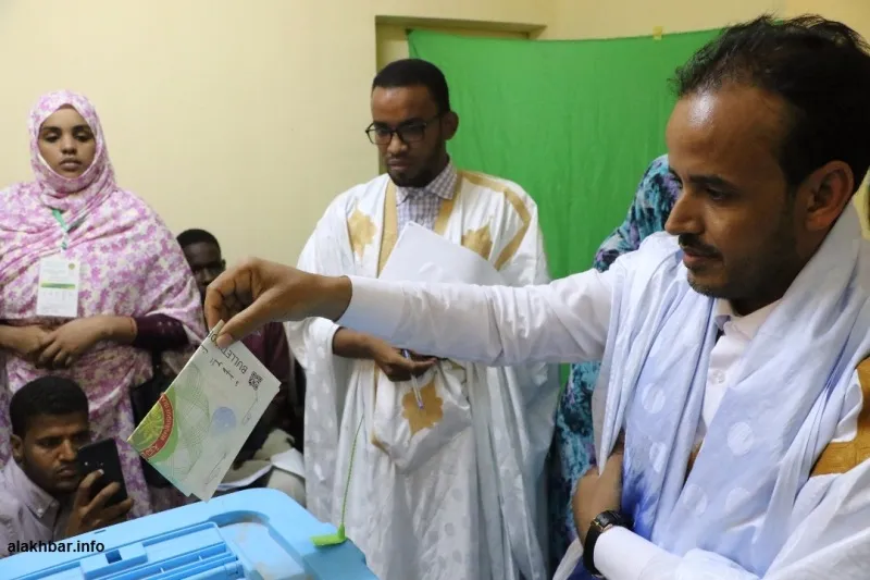 المرشح الرئاسي محمد الأمين المرتجي الوافي خلال إدلائه بصوته أمس الس?