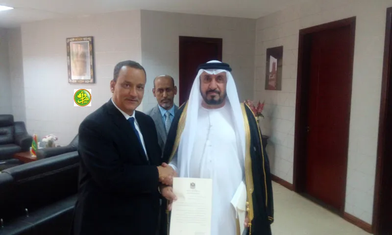 السفير الإماراتي الجديد حمد غانم حمد المهيري خلال تقديمه نسخة من أور