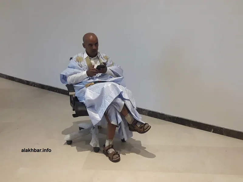رئيس البرلمان الشيخ ولد باي انتحى جانبا بعد أن عجز عن دخول القاعة بسب