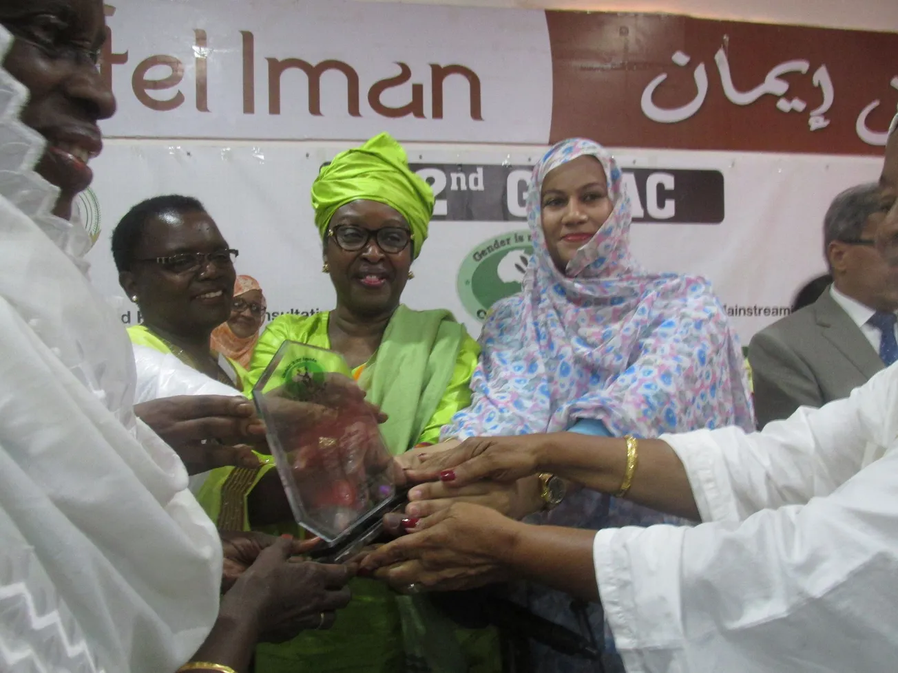 عيشتا كان تتسلم درع شبكة إفريقيا للنساء والمجتمع المدني بنواكشوط خل?