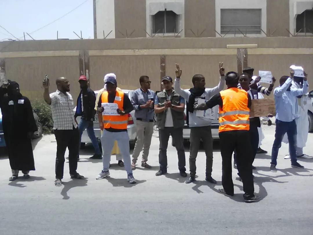 جانب من الوقفة الاحتجاجية للشباب ضد انقطاع الكهرباء زوال اليوم/ الأخ