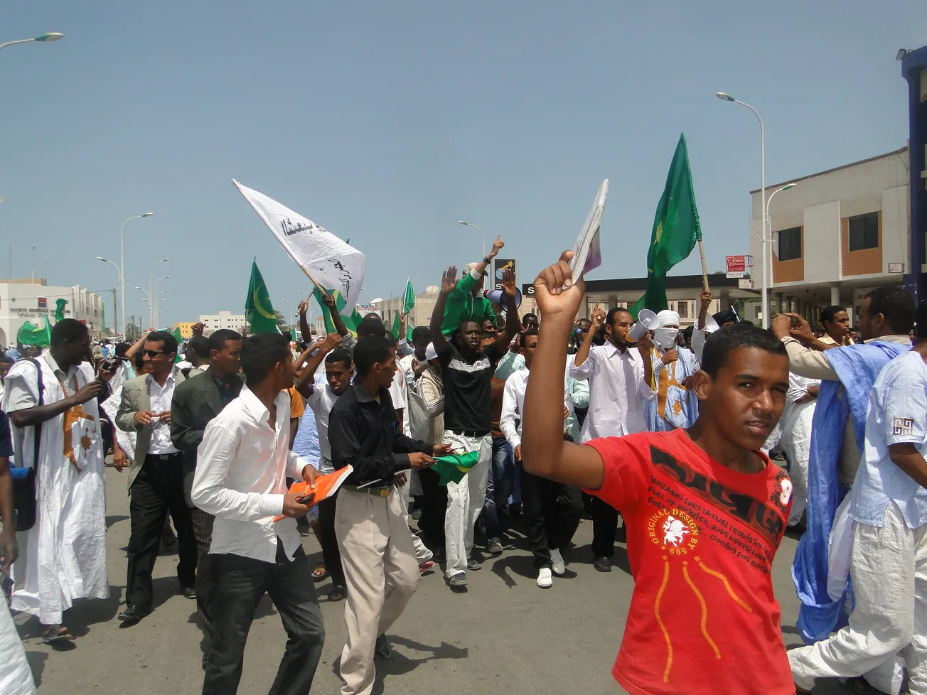 جانب من احراق الاكواخ أمس في مقاطعة الشامي