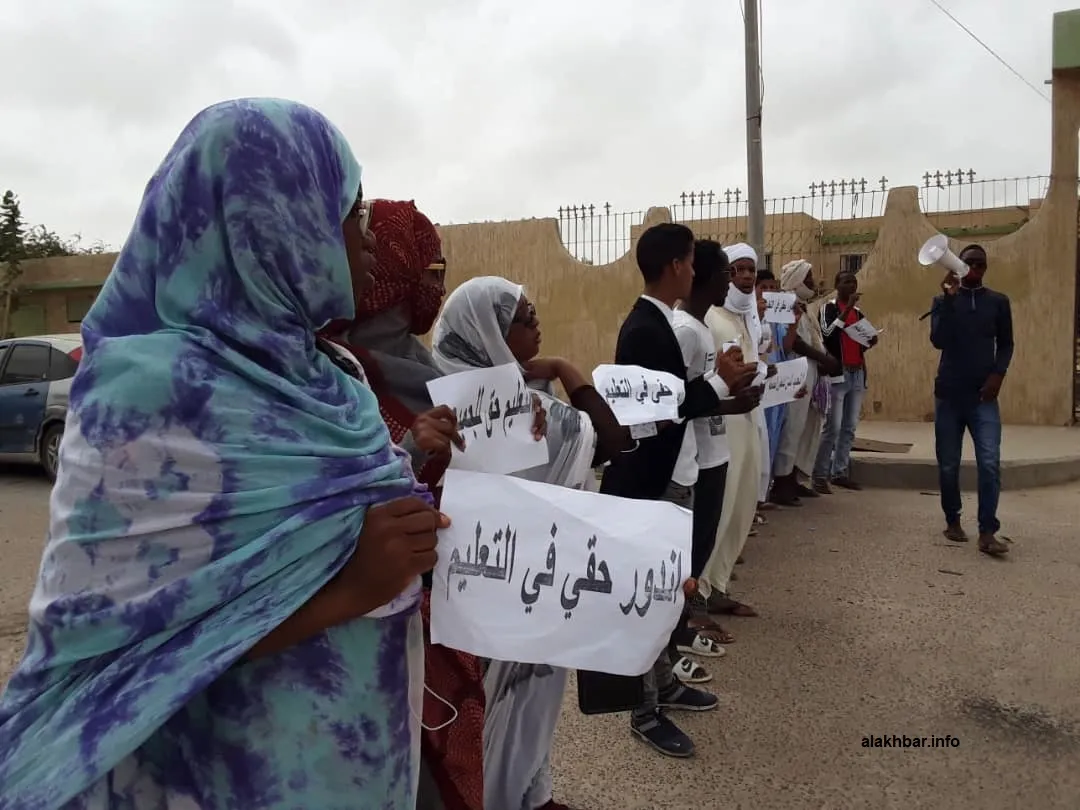الطلبة خلال وقفة احتجاجية اليوم أمام مباني وزارة التعليم العالي (الأ
