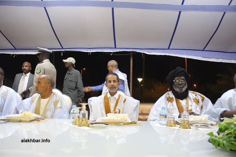 الوزير الأول يجلس بين رئيس البرلمان ونائبه الأول خلال حفل العشاء الل