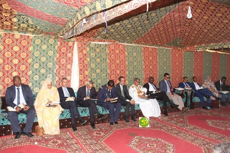 الوزير الأول والوفد الوزاري المرافق له خلال الاجتماع مع منتخبي وأطر 