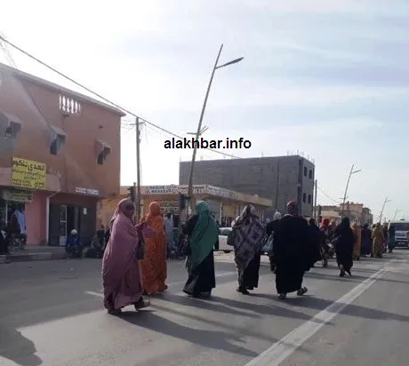 جانب من مسيرة بائعات الخضار صباح اليوم من سوق الرابعة صوب المنطقة ال?
