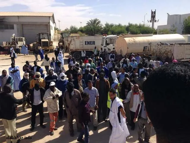 عمال الشركة الوطنية لصيانة الطرق ENER خلال وقفة احتجاجية سابقة لهم