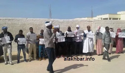 جانب من الوقفة الإحتجاجية لنشطاء ومدونين أمام المنطقة الحرة/ الأخبا?