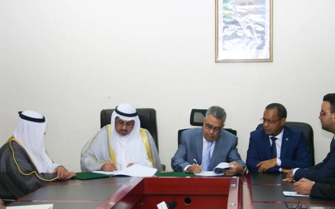 وزير الاقتصاد والصناعة الشيخ الكبير مولاي الطاهر، و نائب المدير الع?