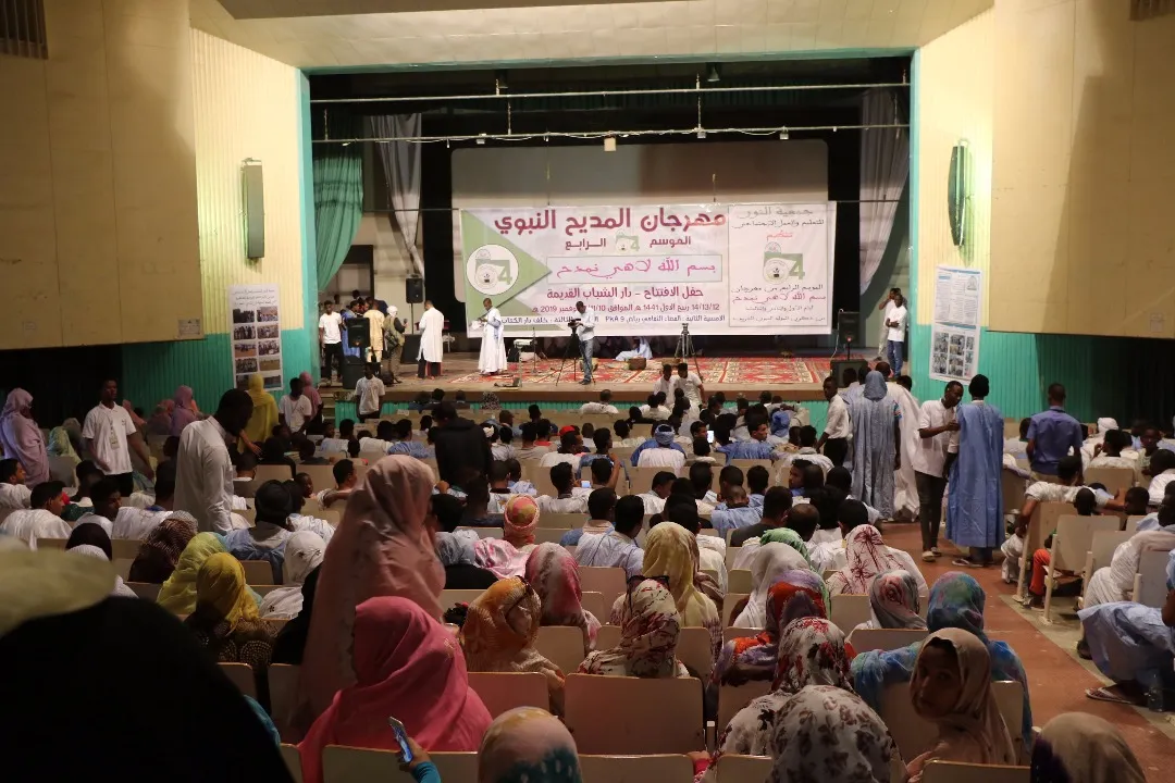 الجمهور يتابع افتتاح الموسم الرابع للمديح الذي انطلق مساء أمس الأحد