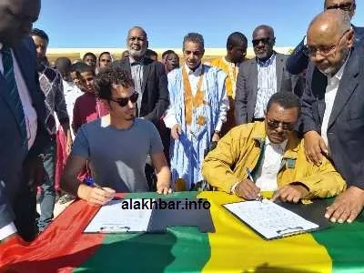 جانب من توقيع مديري المدرستين وبحضور عمدة المدينة والسلطات التربوية